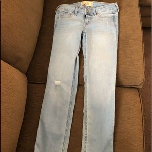 HOLLISTER SKINNY DISTRESSED JEANS